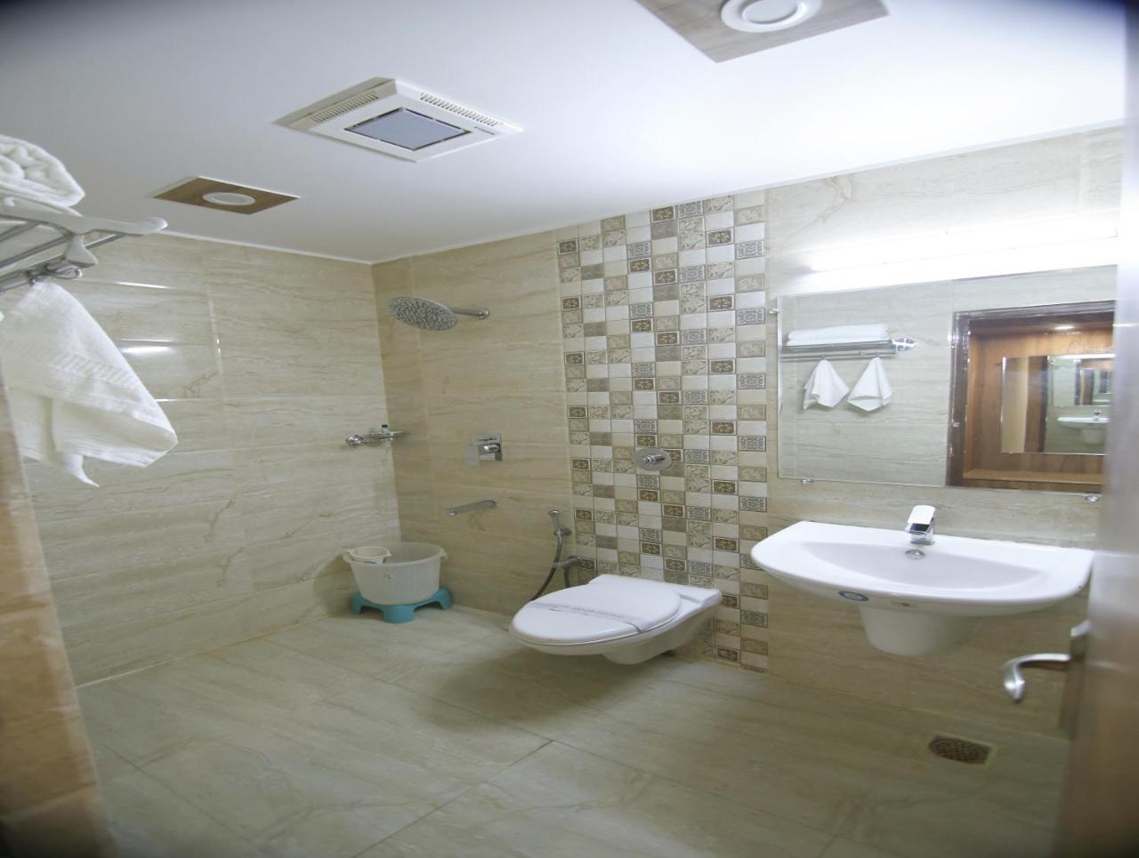 Hotel Sheetal Regency,Near Janambhumi Mathura Kültér fotó